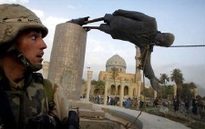saddam_statue_soldierUS.jpg